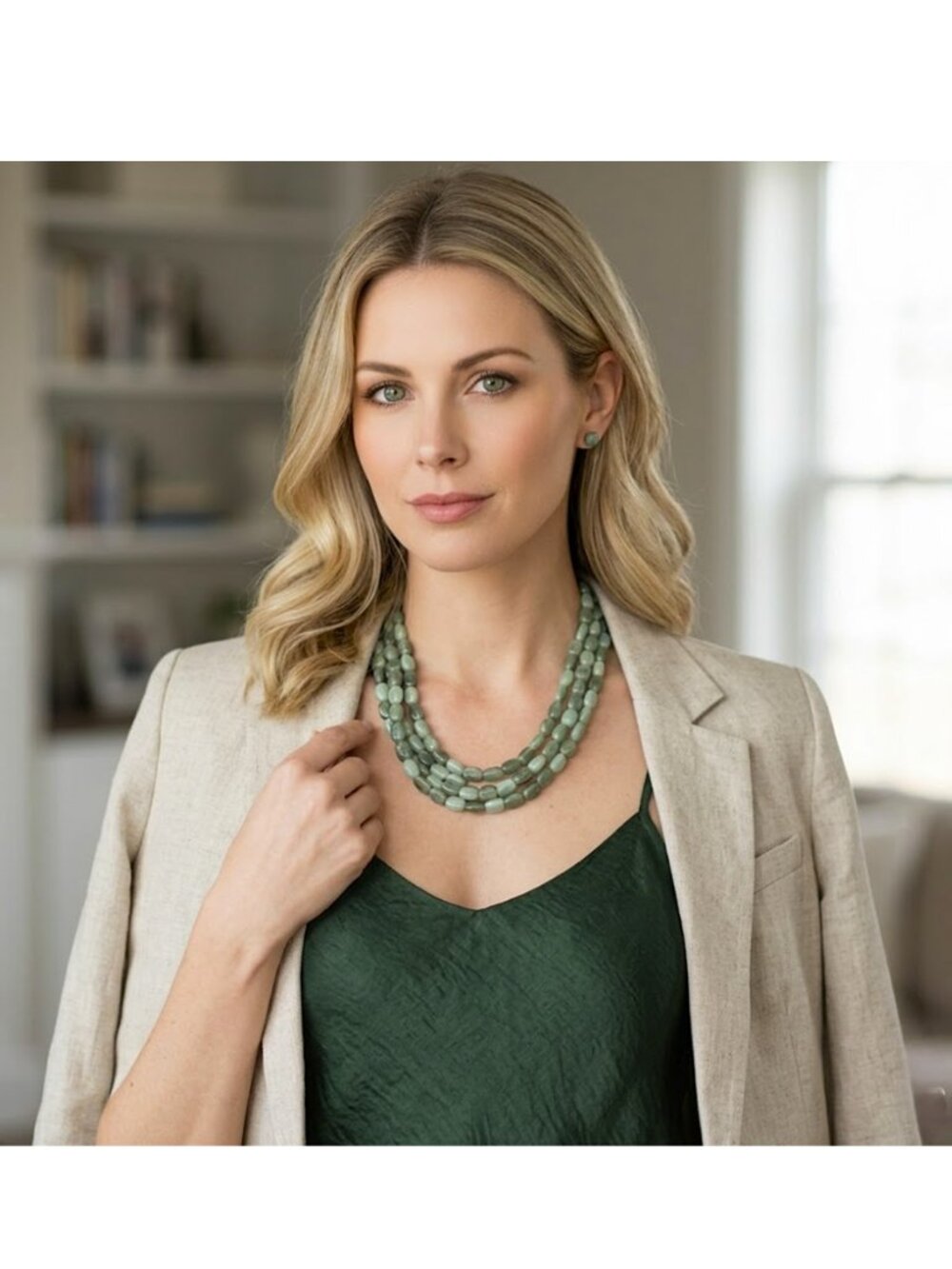 STATEMENT NECKLACE - Jade-like with 3 strands, clasp
